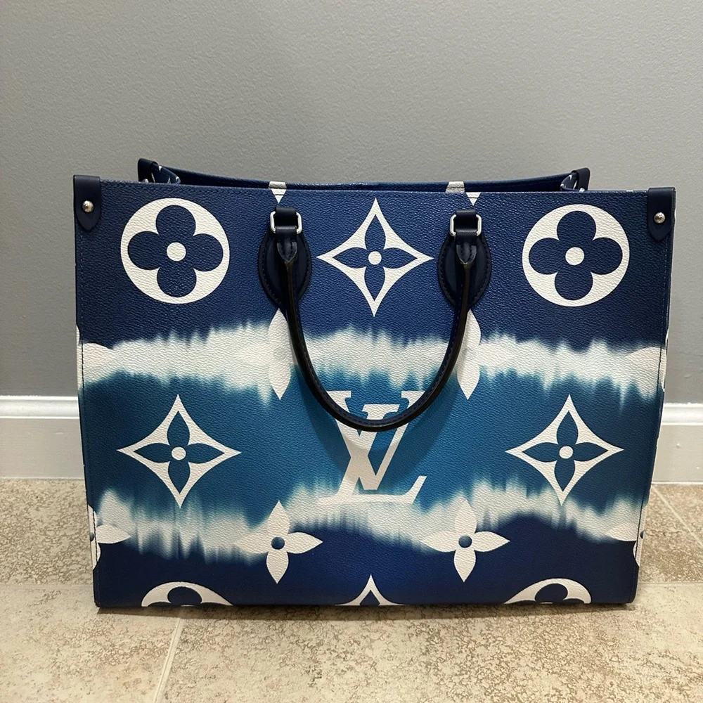 Louis Vuitton OntheGo Tote. Size GM. Purchased Aug 2020. Excellent condition. - Picture 5 of 6